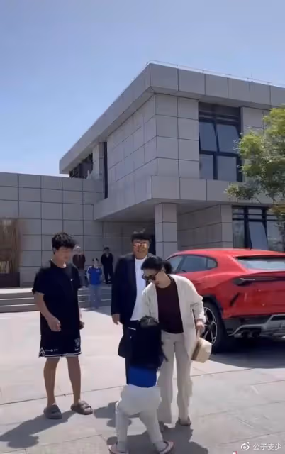 王楠豪宅曝光,豪華像酒店,院中停300萬豪車,嫁百億富豪太幸福