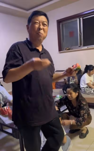 李立群攜老婆回河南祭祖!激動到聲音哽咽睡不著,一家十口如複製