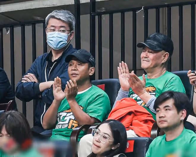 65歲趙本山宴請遼寧男籃主帥楊鳴,穿四百元潮牌衛衣,疑未請姚明