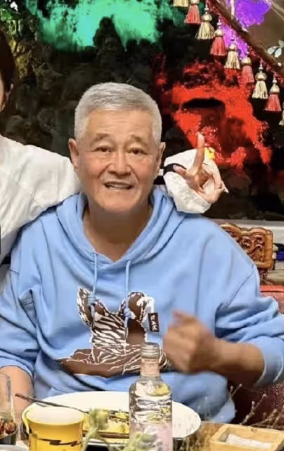 65歲趙本山宴請遼寧男籃主帥楊鳴,穿四百元潮牌衛衣,疑未請姚明