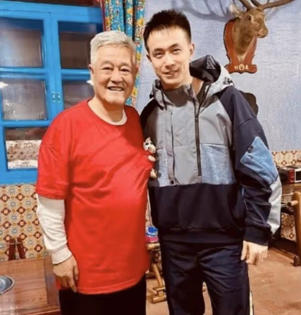 65歲趙本山宴請遼寧男籃主帥楊鳴,穿四百元潮牌衛衣,疑未請姚明