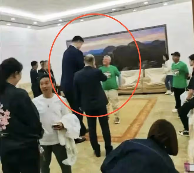 65歲趙本山宴請遼寧男籃主帥楊鳴,穿四百元潮牌衛衣,疑未請姚明