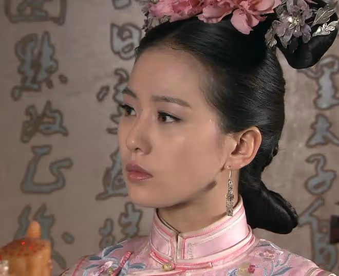 劉詩詩baby出席晚宴,劉詩詩溫婉大方氣質出眾,同框狀態不輸baby