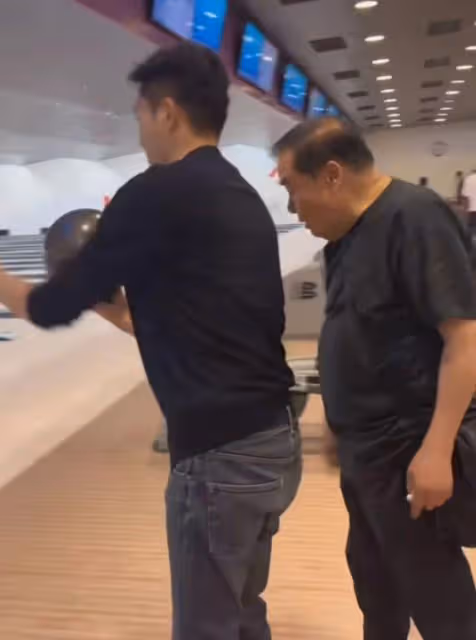 「肥貓」鄭則仕罕見露面,教張智霖呂良偉打保齡球,72歲狀態獲贊