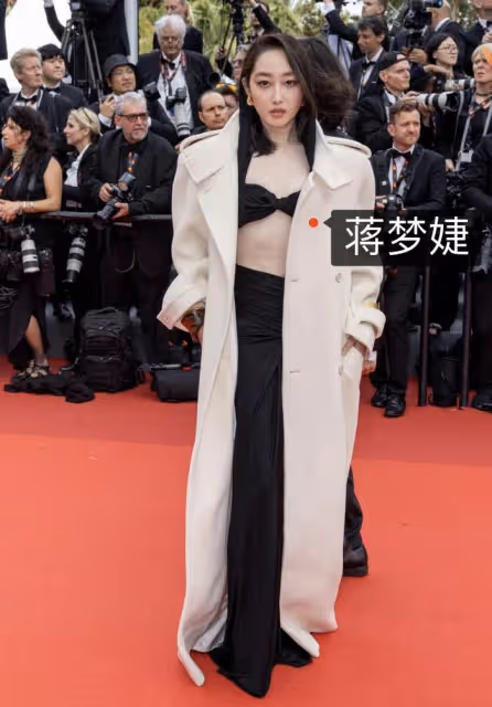 湯唯亮相坎城紅毯,直播無鏡頭特寫遭冷落,為別人整理裙子顯卑微