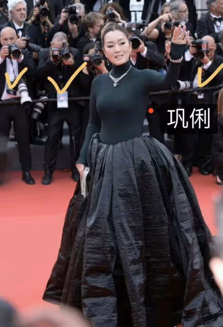 湯唯亮相坎城紅毯，直播無鏡頭特寫遭冷落，為別人整理裙子顯卑微