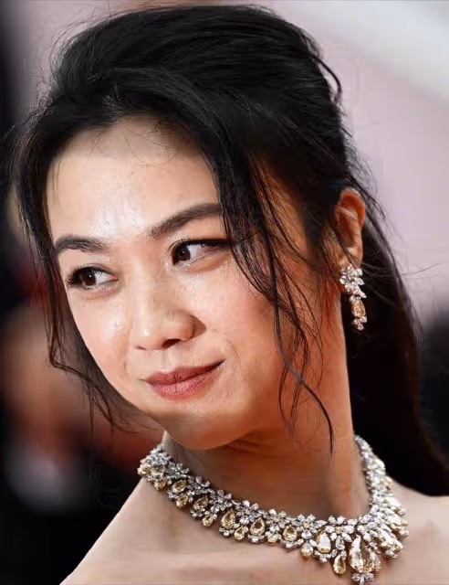 湯唯亮相坎城紅毯，直播無鏡頭特寫遭冷落，為別人整理裙子顯卑微