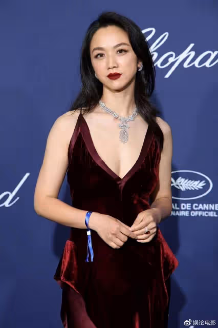 網友為湯唯氣瘋了,走紅毯被外媒忽視幫人提裙子,稱她為笨蛋美人