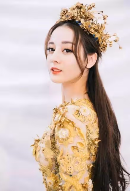 有種「意外」叫迪麗熱巴,上帝親吻了熱巴的臉蛋,卻忽略了她的手,仔細看:差距真大