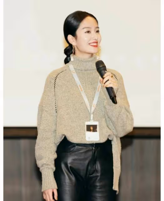 「闊腿褲」算什麼？楊冪帶火的「液體褲」才真厲害，高級又洋氣