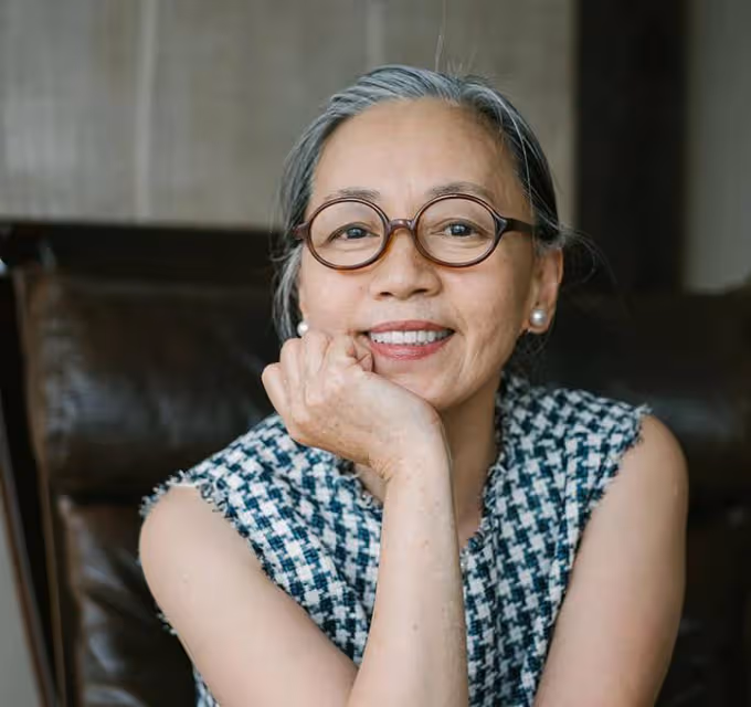 這位69歲日本奶奶真優雅！穿搭簡約不複雜，一頭白髮依舊隨性舒心