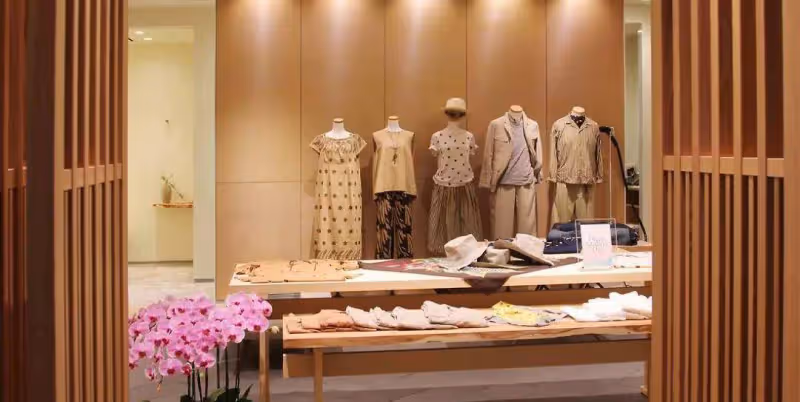 這位69歲日本奶奶真優雅！穿搭簡約不複雜，一頭白髮依舊隨性舒心