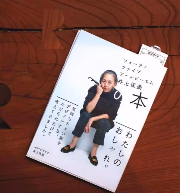 這位69歲日本奶奶真優雅！穿搭簡約不複雜，一頭白髮依舊隨性舒心