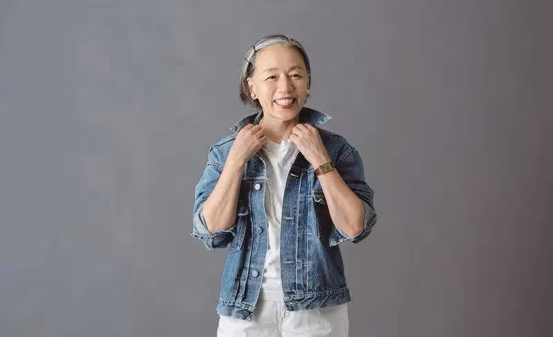這位69歲日本奶奶真優雅！穿搭簡約不複雜，一頭白髮依舊隨性舒心
