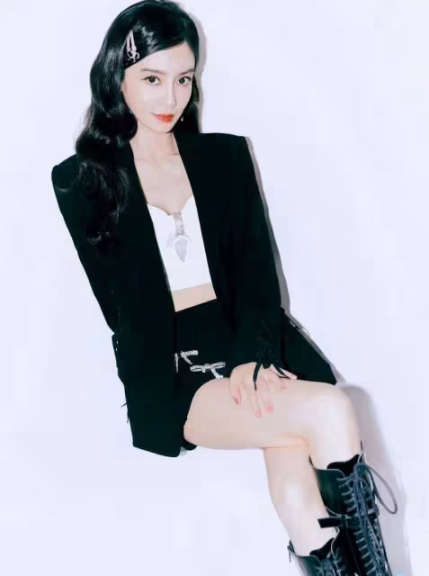 楊穎到底有多美?穿黑色紗裙秀S曲線,燙羊毛卷超顯嫩