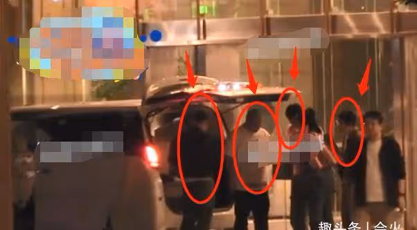白百何深夜搬進劇組公寓,行李過多四人幫忙,單肩扛包打扮樸素