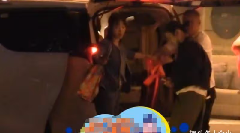 白百何深夜搬進劇組公寓,行李過多四人幫忙,單肩扛包打扮樸素
