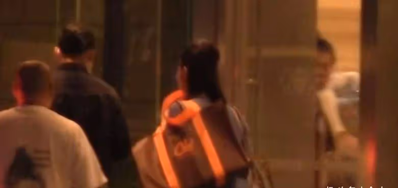 白百何深夜搬進劇組公寓,行李過多四人幫忙,單肩扛包打扮樸素
