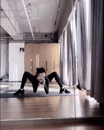 金巧巧穿超短褲吊橋上熱舞!帶女兒扭腰挺胯動作大,炫出白皙長腿