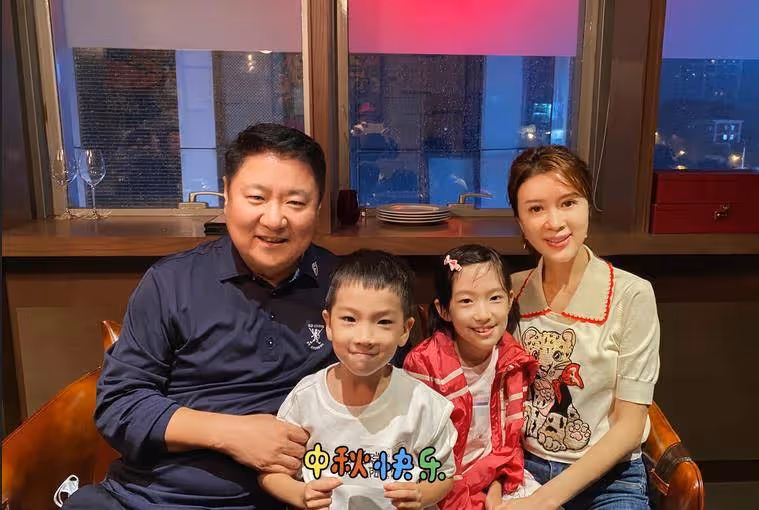 金巧巧穿超短褲吊橋上熱舞!帶女兒扭腰挺胯動作大,炫出白皙長腿