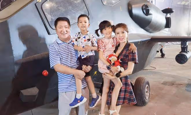 金巧巧穿超短褲吊橋上熱舞!帶女兒扭腰挺胯動作大,炫出白皙長腿