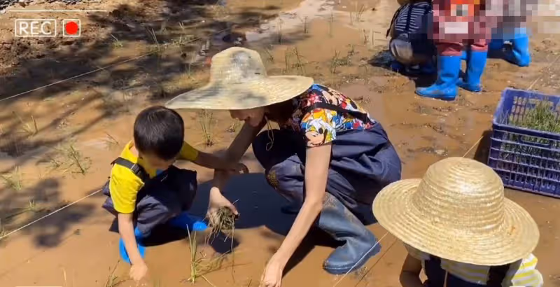 金巧巧穿超短褲吊橋上熱舞!帶女兒扭腰挺胯動作大,炫出白皙長腿