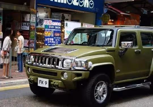 陳小春為什麼11年都不肯換車,車牌照曝光後,是我我也不換