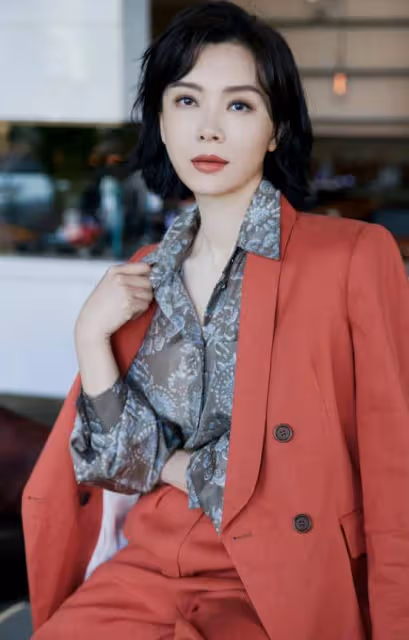 女人過了50歲，別扮嫩也別顯老！瞧瞧陳數這樣打扮，優雅又氣質