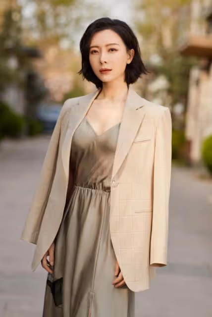 女人過了50歲，別扮嫩也別顯老！瞧瞧陳數這樣打扮，優雅又氣質