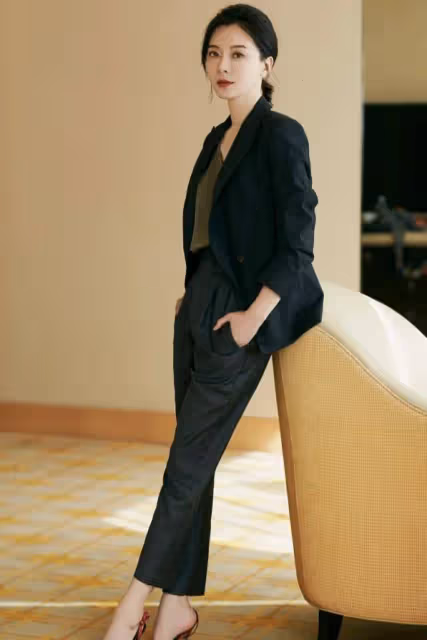 女人過了50歲，別扮嫩也別顯老！瞧瞧陳數這樣打扮，優雅又氣質