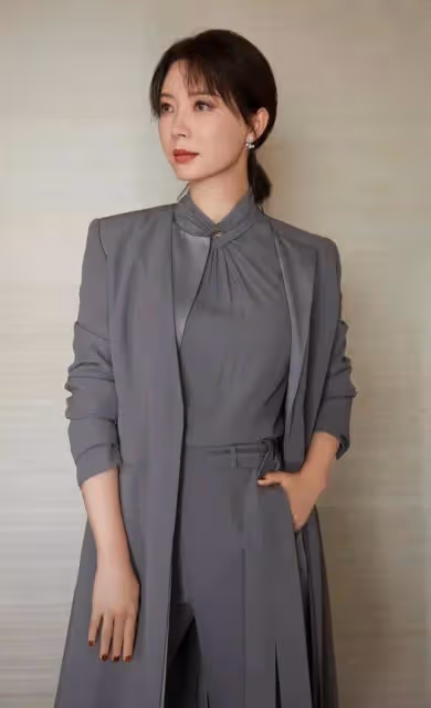 女人過了50歲,別扮嫩也別顯老!瞧瞧陳數這樣打扮,優雅又氣質