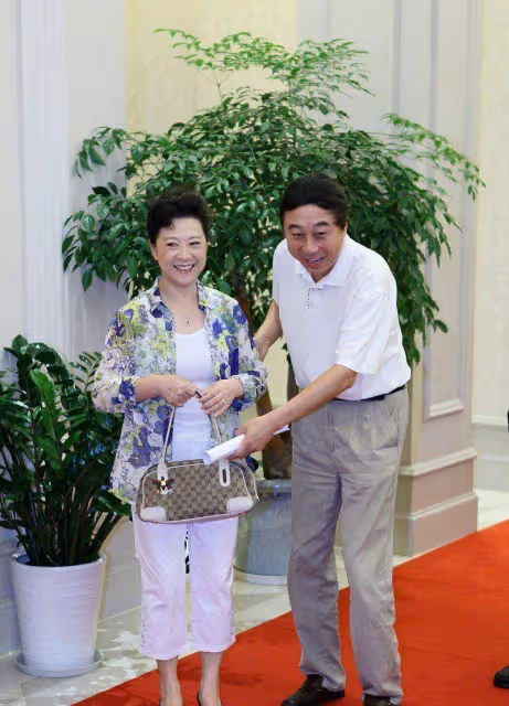 驚艷王馥荔高齡:衣冠楚楚微卷髮73歲優雅奢華