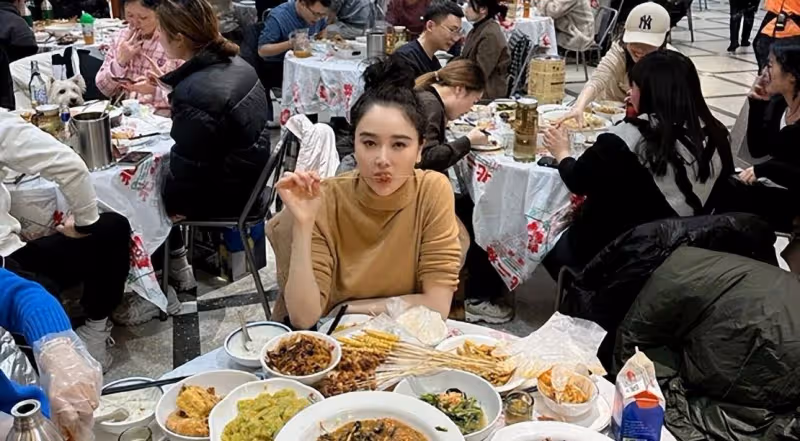 左小青鄉下體驗生活！穿健美褲炕上吃零食沒包袱，母女五官似烙餅