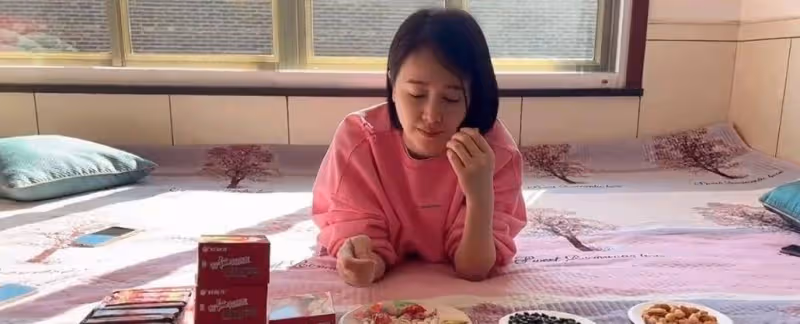 左小青鄉下體驗生活！穿健美褲炕上吃零食沒包袱，母女五官似烙餅