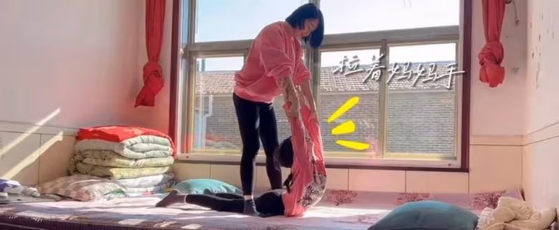 左小青鄉下體驗生活！穿健美褲炕上吃零食沒包袱，母女五官似烙餅