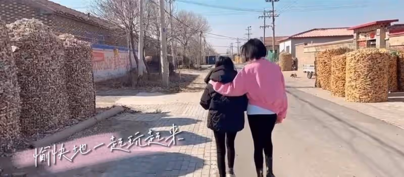 左小青鄉下體驗生活！穿健美褲炕上吃零食沒包袱，母女五官似烙餅