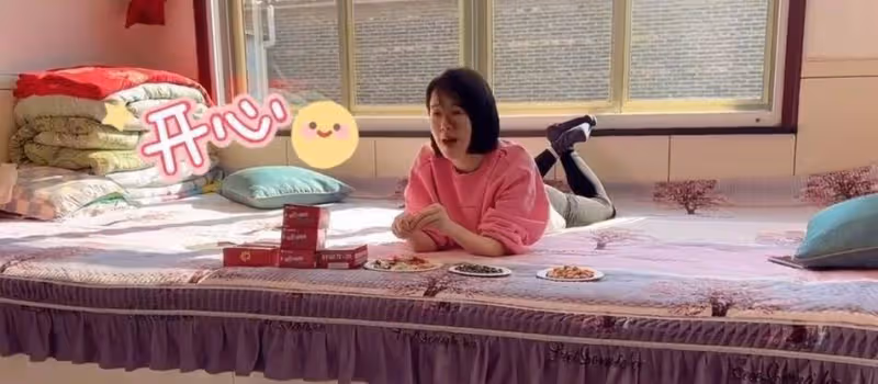 左小青鄉下體驗生活！穿健美褲炕上吃零食沒包袱，母女五官似烙餅