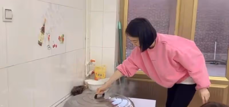 左小青鄉下體驗生活！穿健美褲炕上吃零食沒包袱，母女五官似烙餅
