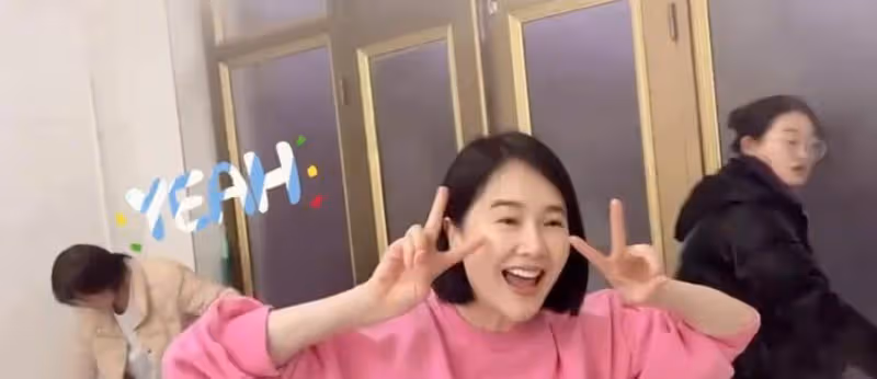 左小青鄉下體驗生活！穿健美褲炕上吃零食沒包袱，母女五官似烙餅