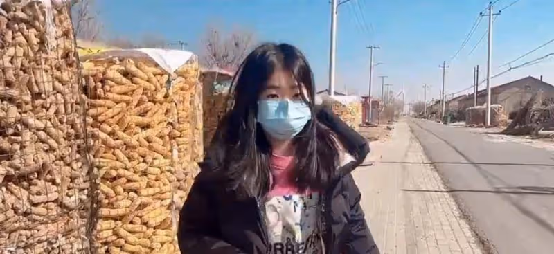 左小青鄉下體驗生活！穿健美褲炕上吃零食沒包袱，母女五官似烙餅