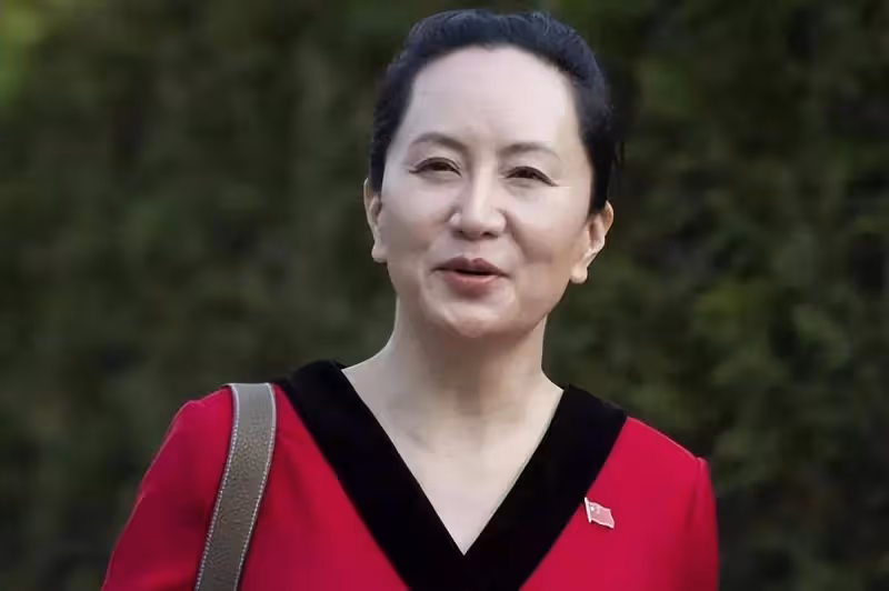 孟晚舟不需要金銀珠寶來襯托,一顆「胸針」承載著高貴氣質,如此精緻