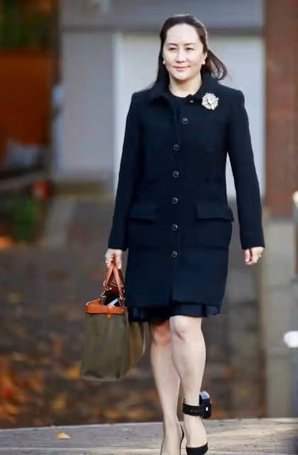 孟晚舟不需要金銀珠寶來襯托,一顆「胸針」承載著高貴氣質,如此精緻