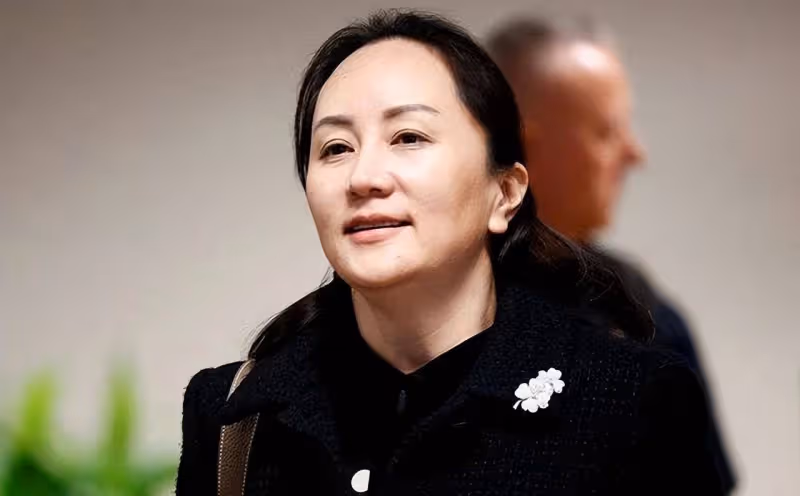 孟晚舟不需要金銀珠寶來襯托,一顆「胸針」承載著高貴氣質,如此精緻