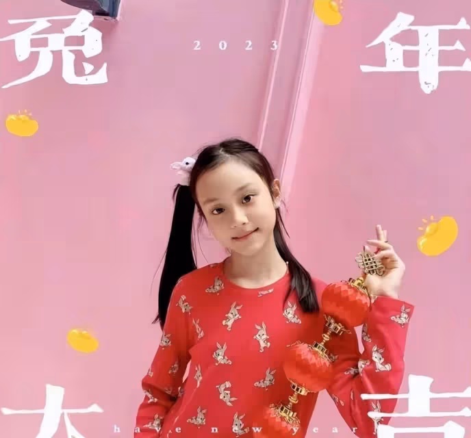 10歲甜馨大變樣！尖下巴高鼻樑長成媽媽翻版，穿紅衣美得像換臉