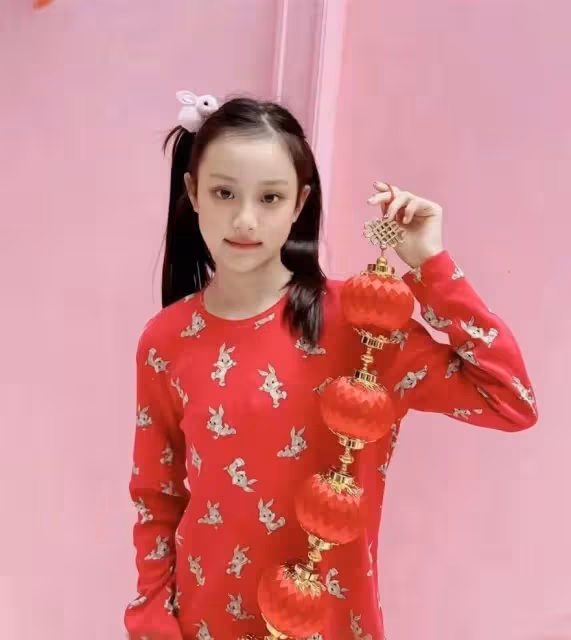 10歲甜馨大變樣！尖下巴高鼻樑長成媽媽翻版，穿紅衣美得像換臉