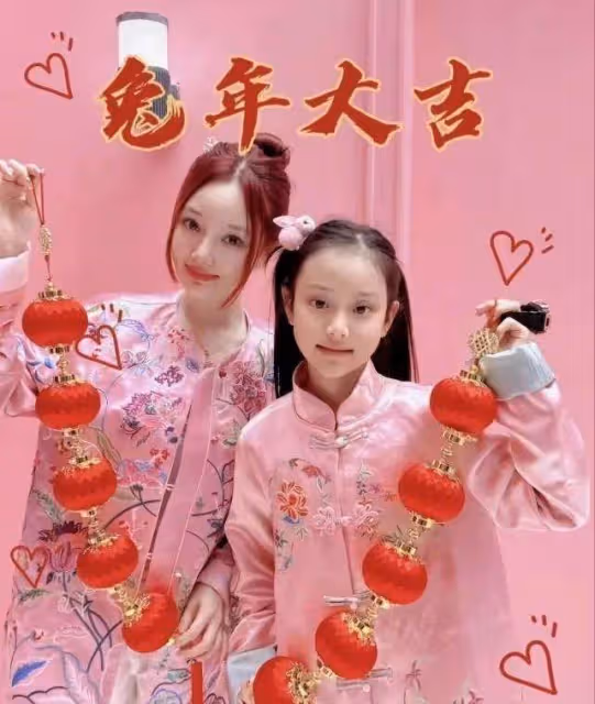 10歲甜馨大變樣！尖下巴高鼻樑長成媽媽翻版，穿紅衣美得像換臉