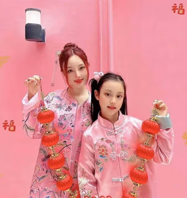 10歲甜馨大變樣！尖下巴高鼻樑長成媽媽翻版，穿紅衣美得像換臉
