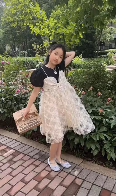 劉能吃大餐為女兒慶生!小11歲老婆顯富態,一家三口共用一張臉
