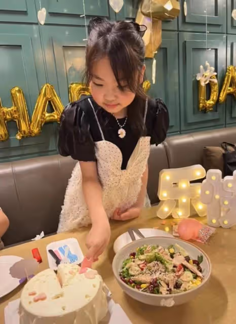 劉能吃大餐為女兒慶生!小11歲老婆顯富態,一家三口共用一張臉