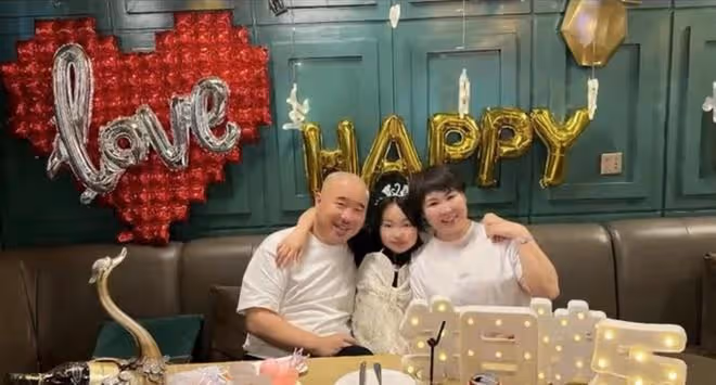 劉能吃大餐為女兒慶生!小11歲老婆顯富態,一家三口共用一張臉